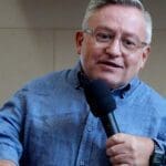 Simon Minty holding a mic